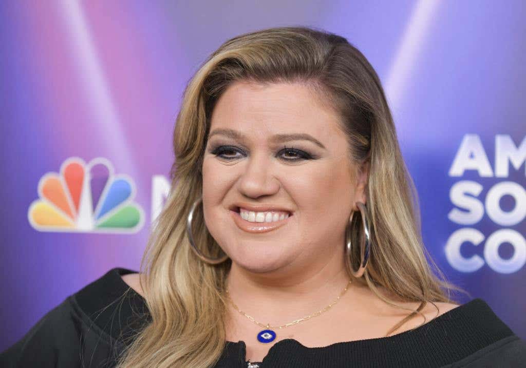 Kelly Clarkson Stuns In Jet- Black Silver Zipper Outfit