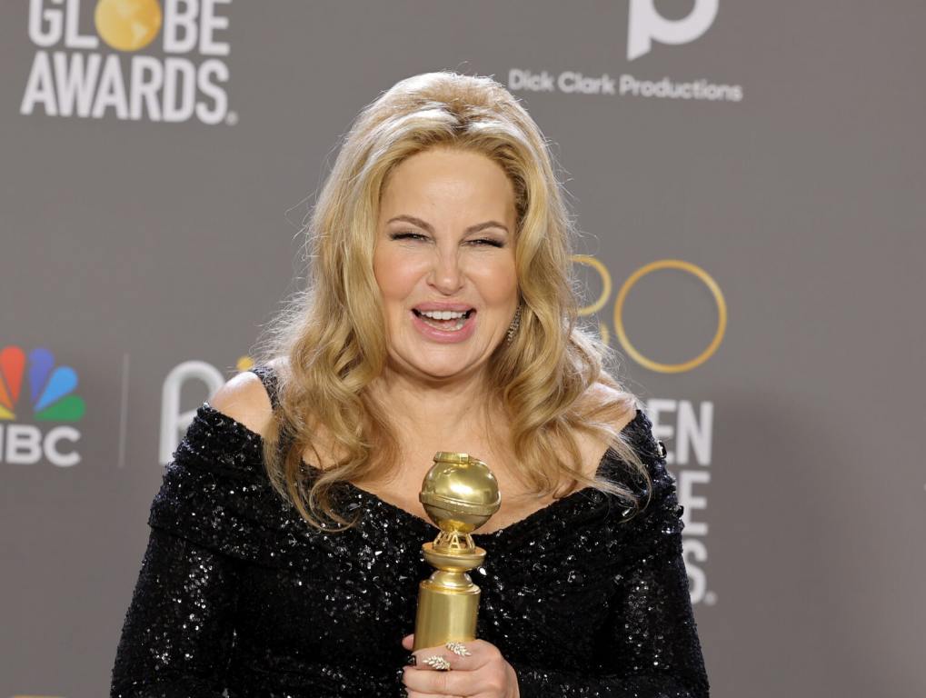 Jennifer Coolidge Reminds She's Hilarious During Golden Globes Speech